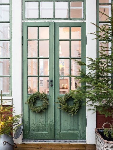 A Swedish country home at Christmas Painted French Doors, Green Doors, Swedish Farmhouse, Jul Diy, Vibeke Design, Swedish House, Christmas Porch Decor, Green Door, Design Seeds