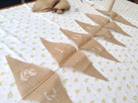 Rustic Bunting Ideas, Mini Bunting Ideas, Diy Bunting Ideas, Burlap Bunting Diy, Wedding Bunting Ideas Diy, Name Bunting Diy, Diy Bunting Banner Fabric, Garden Bunting Ideas, Diy Birthday Bunting