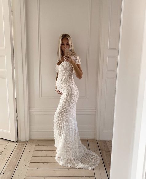 Pregnant Wedding Dress Maternity, Wedding Dresses Pregnant Brides, Wedding Dress For Pregnant Bride, Rainy Thursday, Wedding Dresses Pregnant, Alexandra Bring, Mom Wedding Dress, Pregnant Bride, Pregnant Wedding