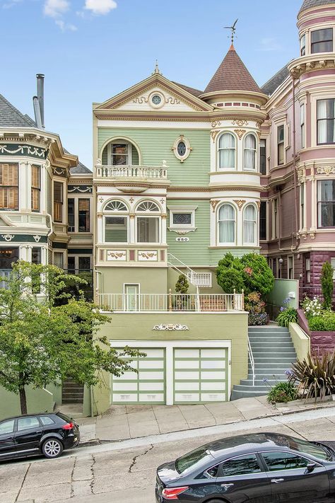 Alamo Square, Queen Anne Victorian, Cute House, Sims House, Pretty House, Beautiful Buildings, Queen Anne, Green Aesthetic, Home Fashion