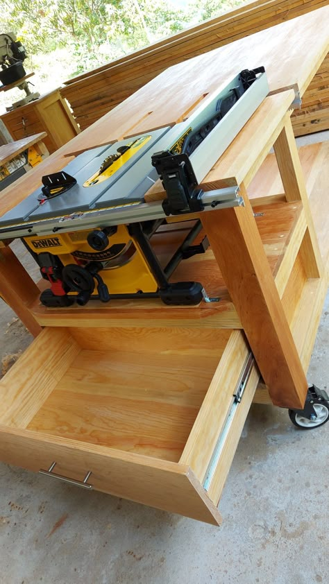 Workshop Table Design, Diy Projects Garage, Garage Workshop Layout, Garage Workshop Organization, Workbench Plans Diy, Woodworking Tools Workshop, Woodworking Shop Layout, Woodworking Bench Plans, Tool Storage Diy