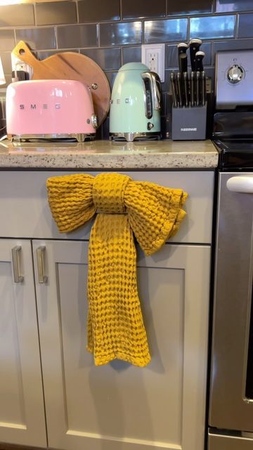 Hand Towel Bow Fold, Towel Hanging Ideas, Fold Hand Towels, Dish Towel Crafts, Winter Wonderland Christmas Party, Kitchen Towels Hanging, Christmas Styling, Folding Towels, Instagram Kitchen