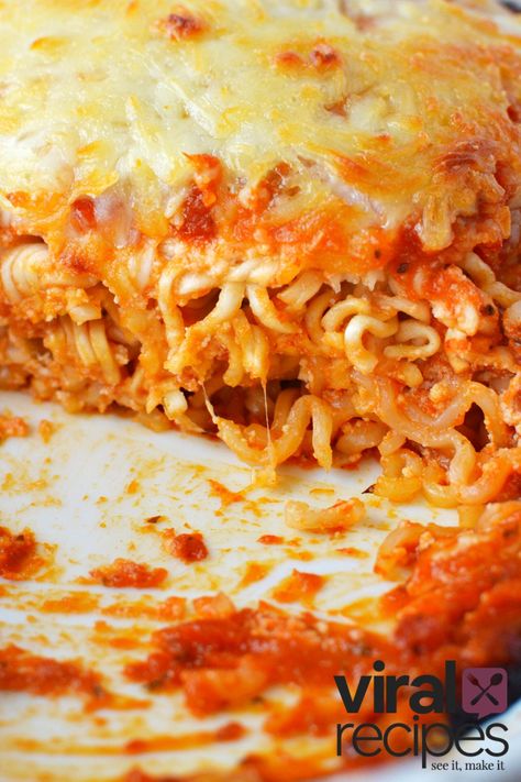 Ramen Noodle Lasagna Recipes, Ramen Noodle Lasagna, Viral Tiktok Ramen, Tiktok Ramen Recipe, Ramen Dinner Recipes, Ramen Lasagna, Lasange Recipe, Italian Casseroles, Crockpot Pineapple Chicken