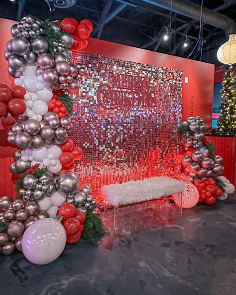 Sweet Life Creations on Instagram: "Company Christmas Party 🎄 . . . . . #christmasdecor #christmasparty #posada #posadadetrabajo #workchristmasparty #companychristmasparty" Company Christmas Party Decorations Elegant, Christmas Shimmer Wall, Christmas Party Venue Decorations, Corporate Xmas Party Decor, Balloon Wall Christmas, Christmas Candyland, Company Christmas Party, Work Christmas Party, Christmas Event