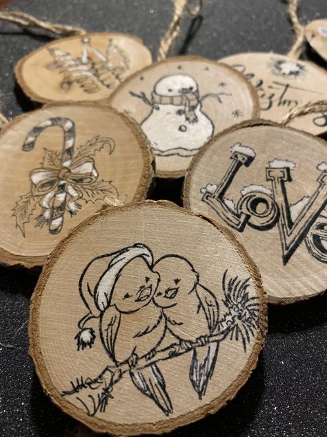 Wooden Burning Art, Wood Burning Art Christmas, Christmas Pyrography Ideas, Wood Burning Ideas Christmas, Woodburning Christmas Ornaments, Pyrography Christmas Ornaments, Pirogravura Ideas, Pirografo Ideas, Wood Burn Ornaments