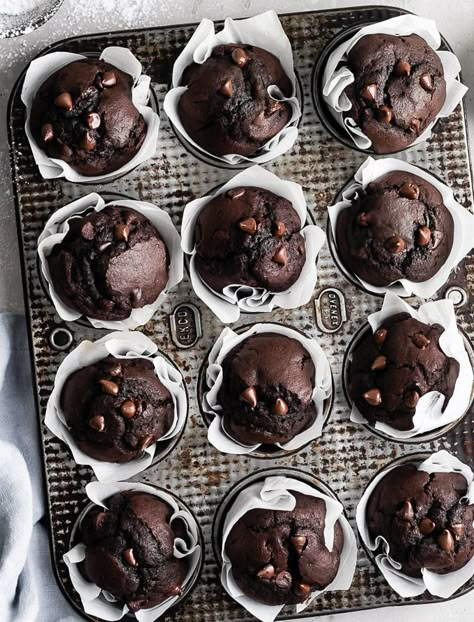 A rich, perfectly moist, and super chocolately muffin that bakes up in minutes. These double chocolate espresso muffins are the perfect wake up call any day of the week. Espresso Muffins, Crazy Laura, Streusel Muffins, Browned Butter, Chocolate Espresso, Cookie Cups, Recipes To Try, Chocolate Muffins, Double Chocolate