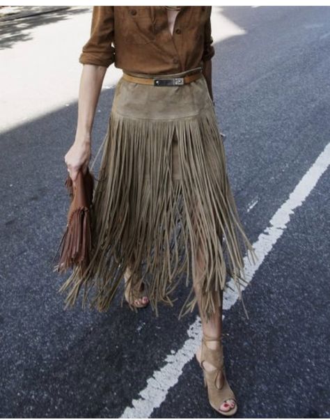 Fringe Skirt Outfit, Street Punk, Looks Country, Fringe Fashion, Skirt Casual, Catwalk Fashion, Boho Chic Outfits, Fashion Autumn, England Fashion