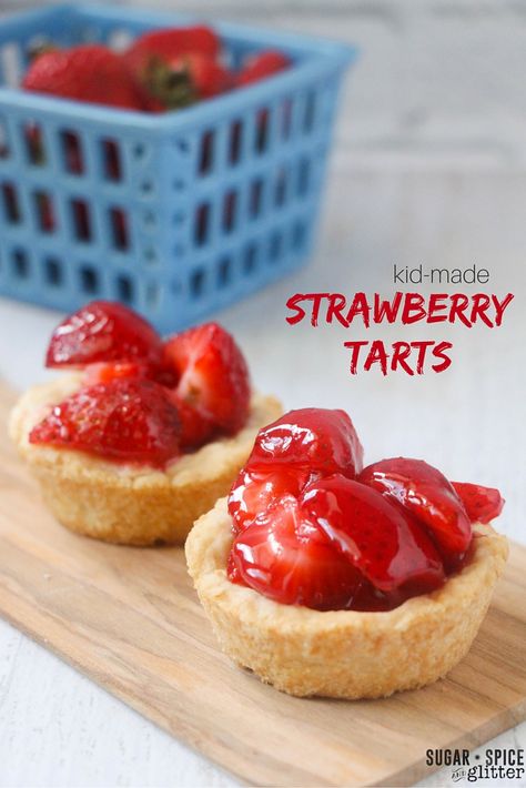 These are the perfect kid-made strawberry tarts, with a fail-proof pie crust and… Pioneer Woman Quick And Easy Fruit Tarts, Portuguese Milk Tart Recipe, Portuguese Egg Tart Recipe Easy, Strawberry Tarts Mini Easy, Portuguese Bakery, Portuguese Orange Tarts, Strawberry Tart Recipe, Small Pies, Strawberry Tarts Recipe