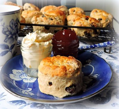 The English Kitchen: Classic English Scones - A Complete Tutorial Currant Scones Recipe, Currant Scones, British Scones, Xmas Goodies, Baking Powder Biscuits, English Scones, Royal Recipe, English Recipes, Blueberry Biscuits