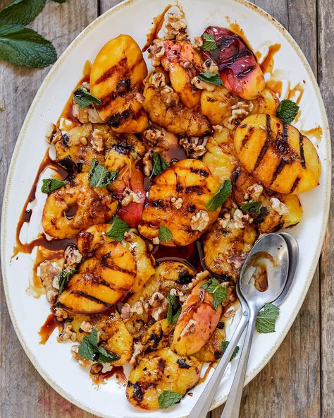 Grilled Peaches with Honey and Balsamic Glaze - Paleo Grilled Peaches Balsamic, Grilled Peach Dessert, Bbq Apps, Peach Things, Primal Gourmet, Balsamic Peach, Peach Healthy, The Artist Way, Summertime Desserts