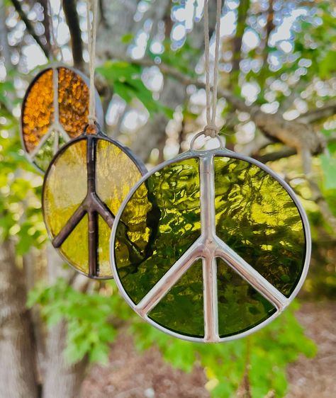 Peace Sign Suncatchers/Ornament Peace Sign Christmas, Woodstock Party, Mushroom Plant, Feelin Groovy, Stained Glass Patterns Free, Butterfly Plants, Hippie Homes, Glass Wind Chimes, Stained Glass Butterfly