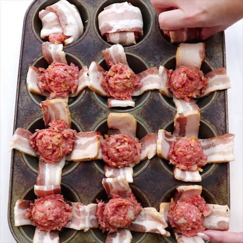 Meatloaf Wrapped In Bacon Recipes, Meatballs Wrapped In Bacon, Bacon Wrapped Meatloaf Muffins, Bacon Wrapped Food Ideas, Bacon Wrapped Ground Beef Recipes, Bacon Wrapped Hamburger, Carnivore Meatballs, Unique Bacon Recipes, Vleis Resepte