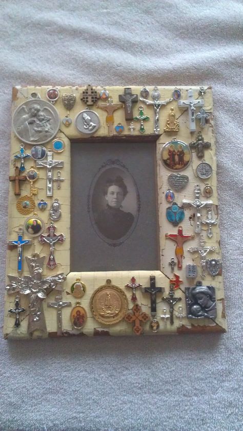 Altered Picture Frames, Upcycled Picture Frames Ideas, Antique Crafts Diy, Picture Frame Decorating Ideas Diy, Cute Picture Frame Ideas, Diy Picture Frames Ideas Crafts, Picture Frame Decorating Ideas, New Years Picture Ideas, Picture Frame Aesthetic