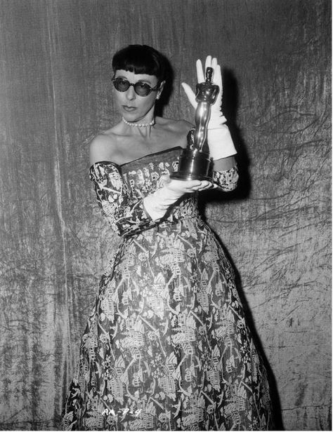 Edith Head holding her Academy Award. Head received eight Academy Awards for Best Costume Design, more than any other person, from a total of 35 nominations. Edith Head Sketches, Edith Head Designs, Edith Head Fashion, Helen Rose, Best Costume Design, Billy Wilder, Edith Head, Hollywood Costume, Oscar Fashion