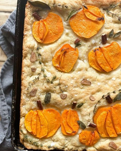 Can a focaccia dress up for Halloween? This one did 🎃
Pumpkin Patch Overnight Slow Rise Focaccia complete with butternut squash pumpkins.
This is a great appetizer with some balsamic and herb spiked evvo dip before you dig into all that candy 🖤🧡

@vacationsbuddy Halloween Focaccia, Focaccia Flatbread, Baking Stuff, Great Appetizers, Flatbread, Butternut Squash, Pumpkin Patch, Appetizer, Pumpkins