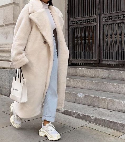 Long Fluffy Coat Outfit, Cream Teddy Coat Outfit, Fuzzy Coat Outfit, Fluffy Jacket Outfit, White Long Jacket, Long Winter Coats Women, Perfect Winter Outfit, Fuzzy Coat, Best Winter Outfits