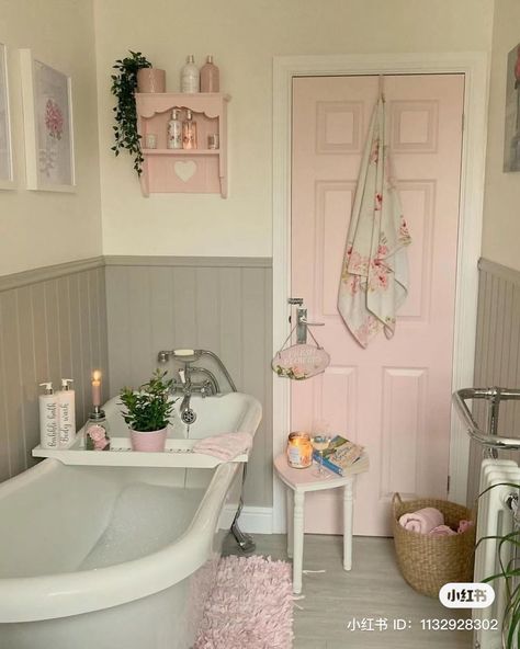 Cozy Girly Bathroom, Pink Shower Shelf, Girlie Bathroom Aesthetic, Pink Restroom Ideas, Girly Bathroom Decor Ideas, Bathroom Ideas Girly, Girly Bathroom Aesthetic, College Bathroom Ideas, Cute Bathrooms