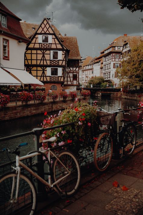 Discover Strasbourg as an au pair! #aupair #aupairworld #france #strasbourg France Wallpaper, France Strasbourg, Colmar France, Wallpaper Photography, Strasbourg France, Au Pair, France Photography, Urban Sketching, Colmar