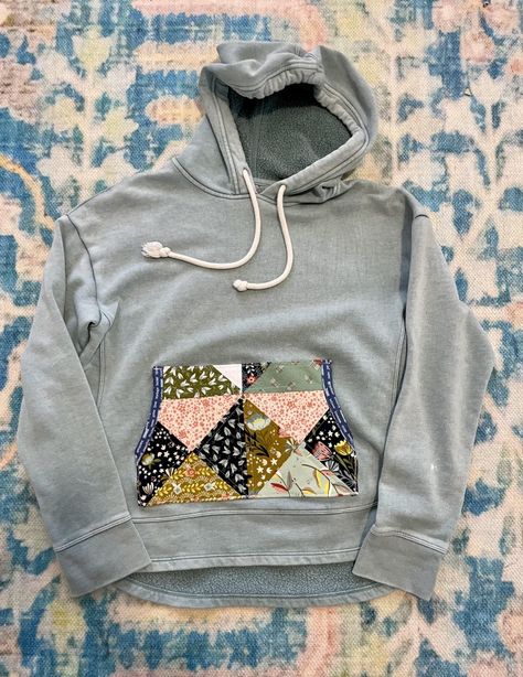 Hoodie Pocket Design Ideas, Quilt Patches On Clothes, Hoodie Made From Quilt, Sweatshirt With Quilt Block, Quilt Block On Sweatshirt, Quilt Sweatshirt Diy, Quilted Sweatshirt Diy, Quilted Hoodie Pattern, Quilted Clothing Patterns