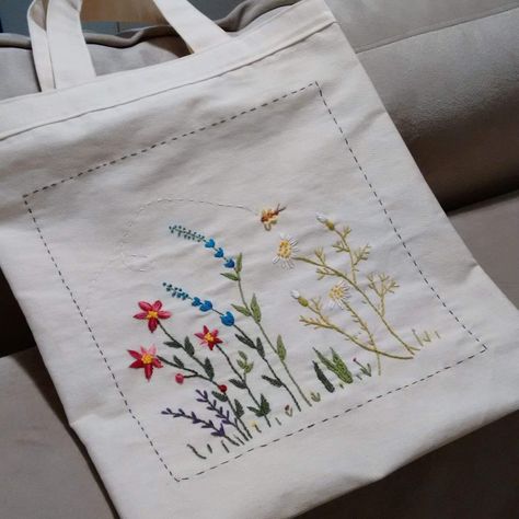 Embroidered tote bag Hand Embroidery Bag, Tote Bag Design Embroidery, Broderie Tote Bag, Embroidered Tote Bag Ideas, Embroidery Tote Bag Design, Tote Bag Embroidery Ideas, Embroidered Bags Diy, Embroidered Totes, Tote Bag Embroidery