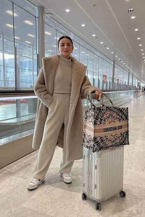 30+ Comfy Chic Fall Winter Airport Outfit Ideas to Elevate Your Travel Winter Airport Outfit, Winter Airport, Women's Day Quotes, Airport Outfit Winter, Airport Outfit Ideas, Chic Travel Outfit, Comfy Airport Outfit, Cute Travel Outfits, Travel Attire