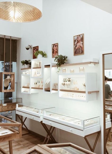 Jewelry Studio Space, Boutique Jewelry Display, Arrange Marriage, Jewelry Shop Display, Jewelry Store Interior, Jewelry Store Displays, Showroom Decor, Retail Store Interior Design, Clothing Store Design