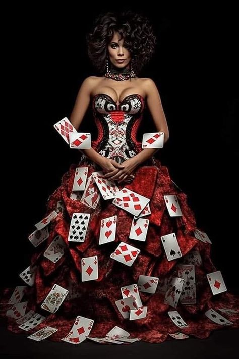 How To Laugh, Queen Of Hearts Halloween, Epic Halloween Costumes, Valentines Photoshoot, Circus Dress, Halloween Pics, Lizzie Hearts, Queen Of Hearts Costume, Creepy Halloween Makeup