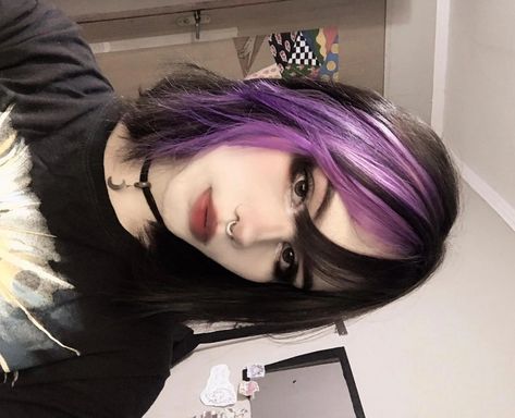 Small Dyed Hair, Purple Hair Color Ideas For Short Hair, Hair Dye Ideas Purple, Colored Hair Streaks, Coloured Bangs, Medium Choppy Layers, Short Dyed Hair, Skunk Hair, Dark Purple Hair