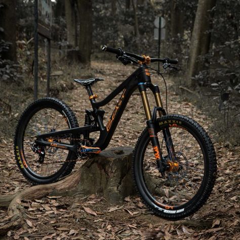 10 of the Best Kids' Mountain Bikes - Singletracks Mountain Bike News Specialized Mountain Bikes, Trek Mountain Bike, Cross Country Bike, Mountain Bikes For Sale, Full Suspension Mountain Bike, Downhill Mountain Biking, Best Mountain Bikes, Suspension Bike, Downhill Bike