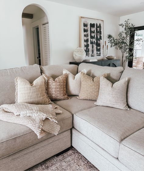 Beige Couch Living Room Pop Of Color, Cream Couch Pillow Ideas, Light Beige Couch Living Room Ideas, Neutral Living Room Throw Pillows, Tan Couch Pillows, Beige Couch Pillow Ideas, Couch Pillows Ideas, Apartment Decor Bathroom, Beige Couch Pillows