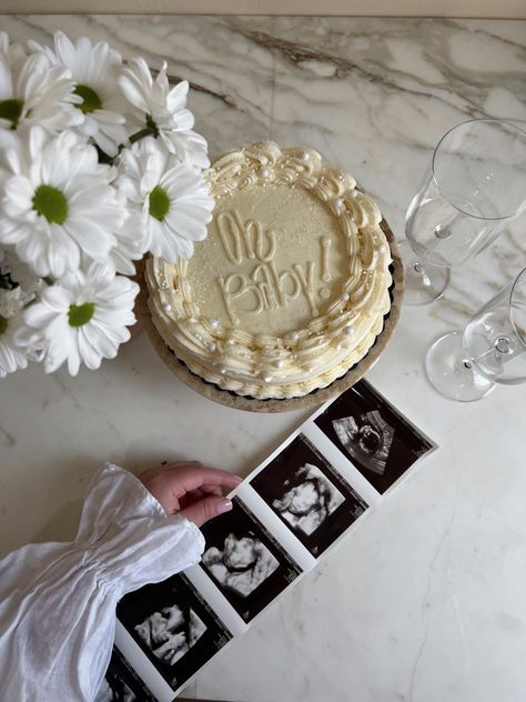 I’m Pregnant Surprise Cake, Baby Reveal Picture Ideas, We’re Pregnant Cake, Gender Reveal Modern, Minimalist Baby Announcement, Gender Reveal Instagram Post, Gender Reveal Cake Aesthetic, Baby Cake Announcement, Classy Baby Announcement