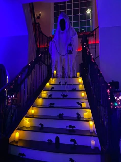 Halloween Party Staircase, Halloween Party Decor Scary Inside, Halloween Decorations Garage Party, Halloween Party Basement Decor, Haunted House Theme Decor, Halloween Black Light Ideas, Halloween Party Garage, Spooky Halloween Decorations Indoor, Basement Halloween Party