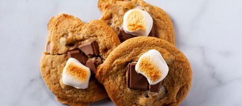 S'mores Cookies by Ree Drummond Cherry Cheesecake Brownie Cups, Pumpkin Pie Snacking Granola, Cheesecake Brownie Cups, Easy Apple Fritters, Pioneer Woman Desserts, Food Network Recipes Pioneer Woman, Smores Cookie, Ree Drummond Recipes, S Mores Cookies