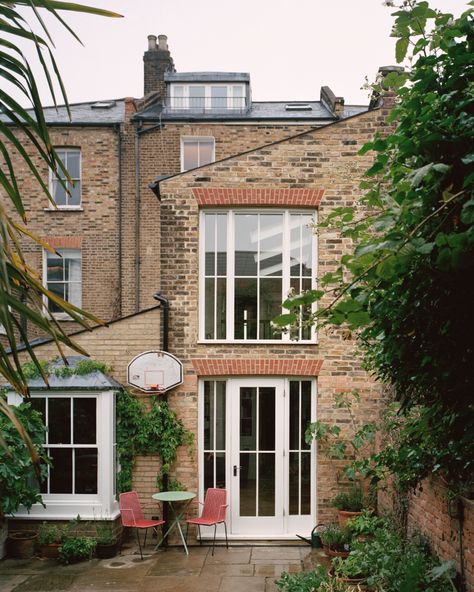 Victorian row house updated as lofty duplex by interior design Mark Lewis Victorian Row House, Four Square Homes, Vintage Apartment, Victorian Terrace House, Urban Cottage, Georgian Townhouse, Victorian Townhouse, Townhouse Designs, Victorian London