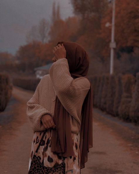 Hijab Astethic Wallpaper, Muslim Astethic, Hijab Astethic, Medieval Royalty Aesthetic, Hijabi Pics, Muslim Dp, Lyrics Photo, Iphone Wallpaper Music, Best Couple Pics For Dp