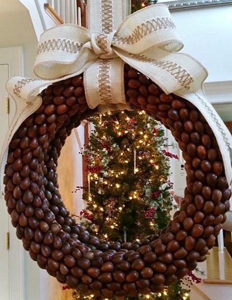 A Beautiful Acorn Wreath Best Fall Crafts, Acorn Candle, Diy Fall Crafts, Yule Crafts, Acorn Wreath, Fall Crafts For Adults, Decorate For Fall, Acorn Crafts, Crafts For Adults