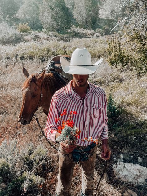 Punchy Couple, Western Relationship Goals, Cowboy Couple Aesthetic, Cowboy Relationship Goals, Cowboy Couples, Cowboy Husband, Country Couple Pictures, Cowboy Photography, Country Relationships