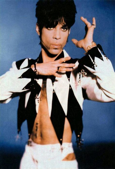 Prince O ( + > Prince Outfits, Prince Pictures, Princes Fashion, Purple Royalty, Prince Musician, Prince Clothes, Prince Tribute, The Artist Prince, Pictures Of Prince