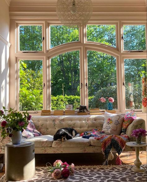 Big Windows Living Room, Casa Vintage, Dream Cottage, Big Windows, Cute House, Dream Apartment, Dream House Interior, House Goals, Room Inspiration Bedroom