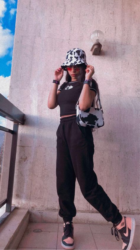 Cow Bucket Hat Outfit, Cow Print Bucket Hat Outfit, How To Style Bucket Hats, Black Bucket Hat Outfit, Outfit With Bucket Hat, All Black Rave Outfit, Bucket Hat Outfit Ideas, Jordan Shoes Black, Black Rave Outfits