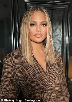 Chrissy Teigen Blonde Hair, Khloe Kardashian Hair Short, Chrissy Teigen Hair, Bronde Lob, Hair Color Ideas For Brunettes Short, Khloe Kardashian Hair, Kardashian Hair, Grey Hair Dye, Blonde Hair With Bangs