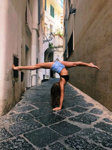 Handstand Split, Split Photo, Photo Yoga, Gymnastics Flexibility, Flexibility Dance, Dancer Photography, Dance Photography Poses, Gymnastics Poses, Yoga Beginners