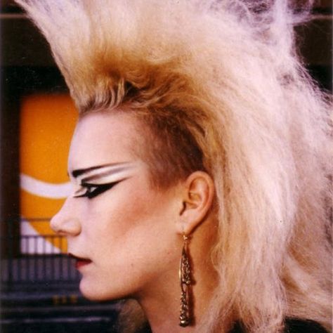 vintage everyday: Snapshots of Teenagers in the 1980s 80s Punk Makeup, 1980s Makeup, Makeup Reference, Beyonce Makeup, 50s Glamour, 1980s Hair, Rock Makeup, Blitz Kids, Alternative Subcultures