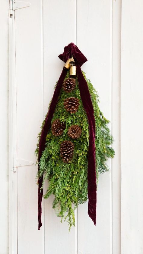 Diy Christmas Swags, Diy Christmas Swag, Christmas Swag, Swag Wreath, Christmas Swags, Diy Blog, Outdoor Christmas Decorations, Outdoor Christmas, Secret Santa