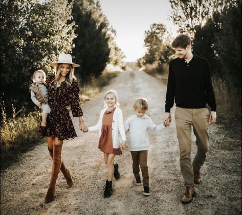 Wardrobe Ideas For Fall Family Pictures, Fall Photoshoot Family, Fall Family Outfits, Family Portrait Outfits, Family Photo Colors, Big Family Photos, Fam Pics, Cute Family Photos, Family Photoshoot Poses