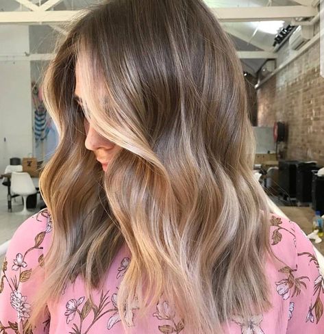 Beige Blonde with Subtle Golden Balayage Balayage Blonde, Spring Hair Color, Good Hair, Long Bob Hairstyles, Penteado Cabelo Curto, Brown Blonde Hair, Spring Hairstyles, Hair Color Balayage, Balayage Highlights