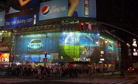 Toys'R'Us to Shut Flagship Times Square Store - http://www.advisorleap.com/2015/12/24/toysrus-to-shut-flagship-times-square-store/ Shops In Times Square, Toys R Us Times Square, 80s Department Store, Times Square 1970s, Westin Times Square New York, Toys R Us, Retro Toys, Toys Shop, Toy Store