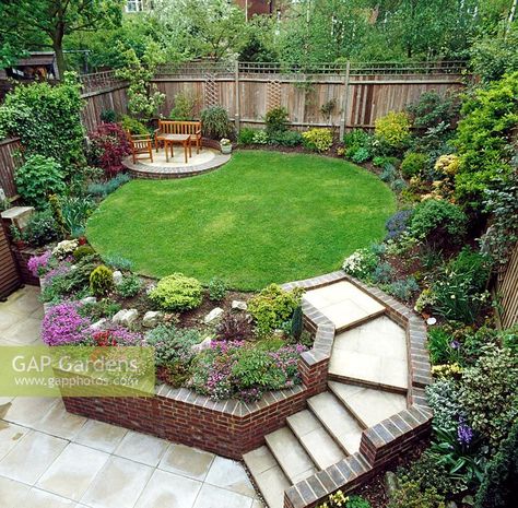 Suburban garden with raised lawn and flowerbeds Circular Garden Design, Fun Garden Art, Garden Walkways, Hardscape Ideas, Whimsical Garden Art, Gardens Ideas, Sloped Garden, Garden Mirrors, Garden Design Layout