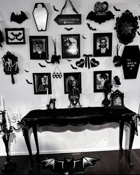 Gothic Apartment Ideas, Townhome Decor, Gothic Home Interior, Gothic Bedroom Ideas, Townhome Decorating, Vampire Castle, Gothic Decor Bedroom, Goth Things, Halloween Kitchen Decor