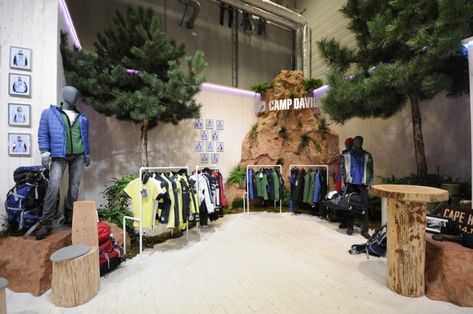 PANORAMA Berlin 2014 Winter – CAMP DAVID Outdoor Popup Store, Merch Tent Ideas, Hiking Store Design, Outdoor Display Exhibition, Camping Display, Patagonia Visual Merchandising, Hiking Store, Store Display Design, Shoe Store Design